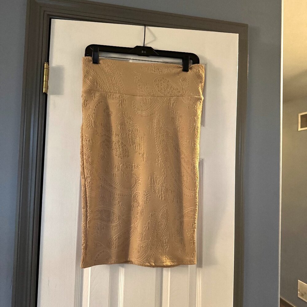Lularoe Size S Taupe Pencil Skirt with Embedded Paisy Design NWOT